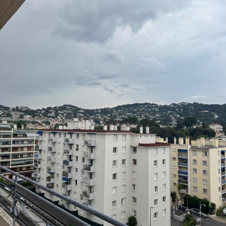 Charmant T2 rénové avec grande terrasse - Apartment - 46