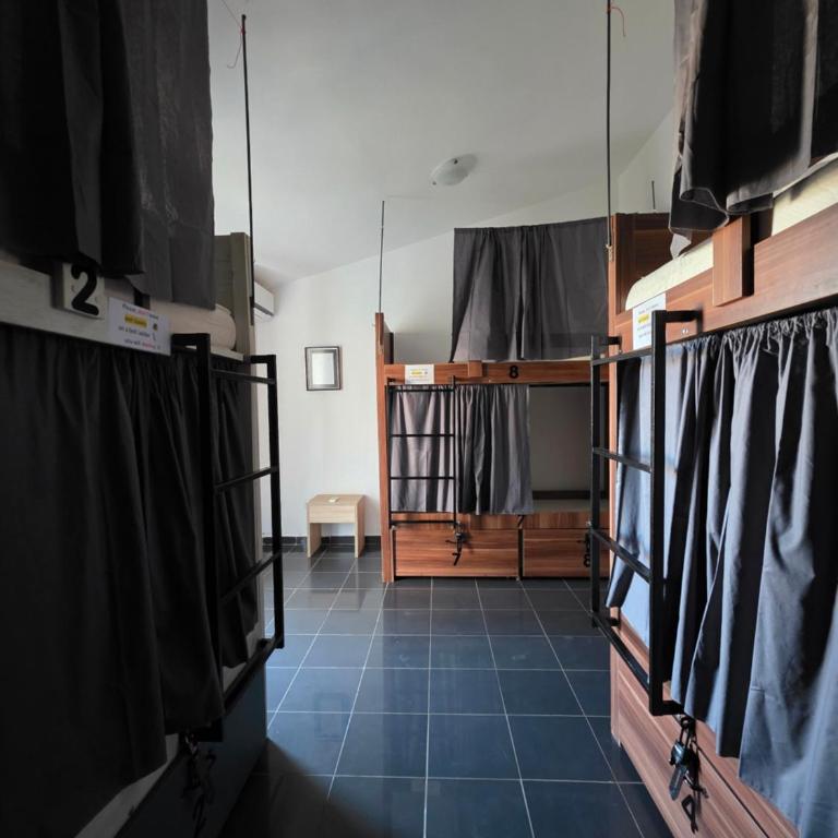 Pirate Backpackers - Desetokrevetna Ženska Spavaonica - 1