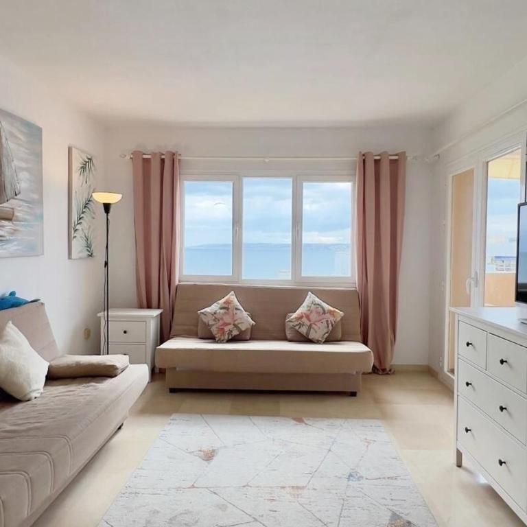 Cozy Retreat in Estepona Port - Two-Bedroom Apartment - 1