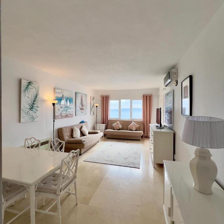 Cozy Retreat in Estepona Port - Two-Bedroom Apartment - 7