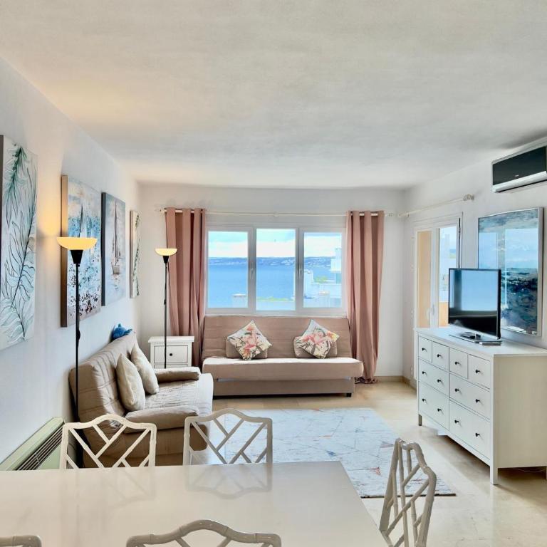 Cozy Retreat in Estepona Port - Two-Bedroom Apartment - 8