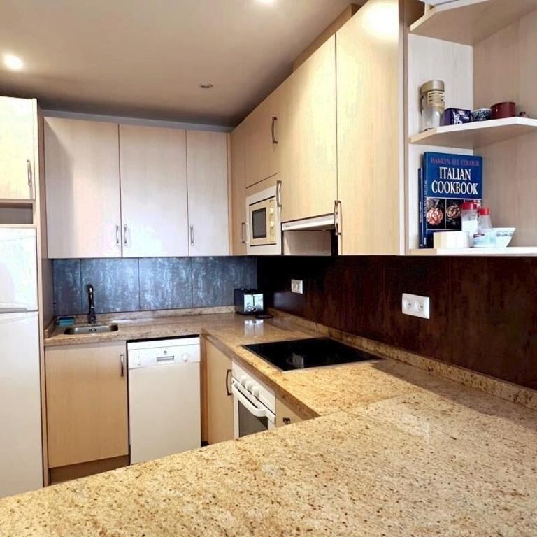 Cozy Retreat in Estepona Port - Two-Bedroom Apartment - 9