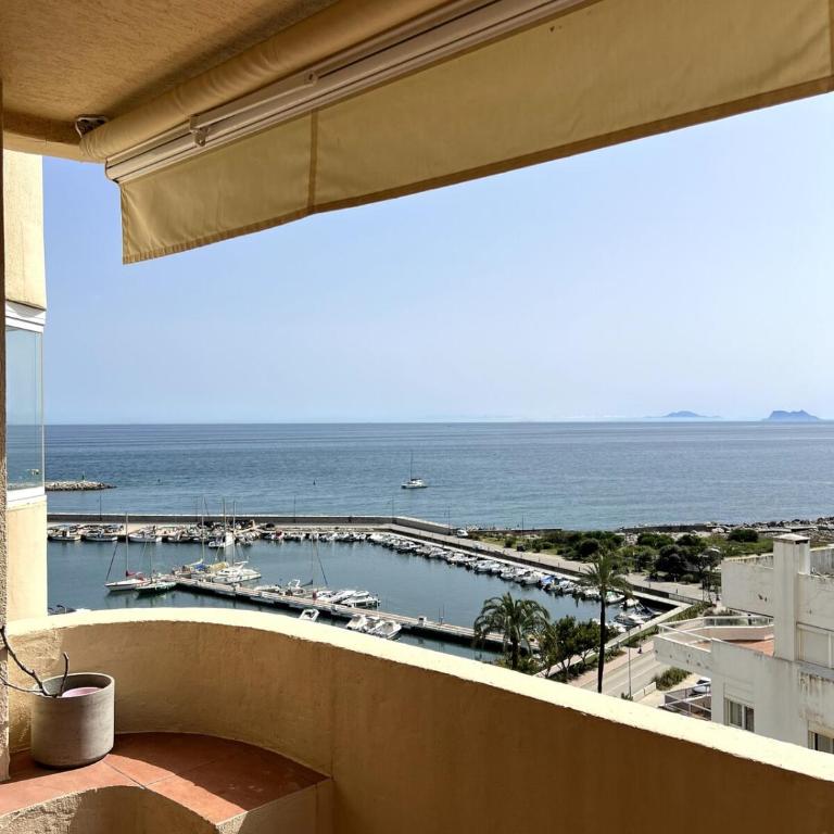 Cozy Retreat in Estepona Port - Two-Bedroom Apartment - 11