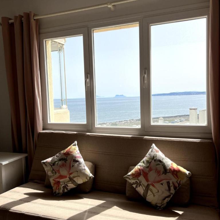 Cozy Retreat in Estepona Port - Two-Bedroom Apartment - 13