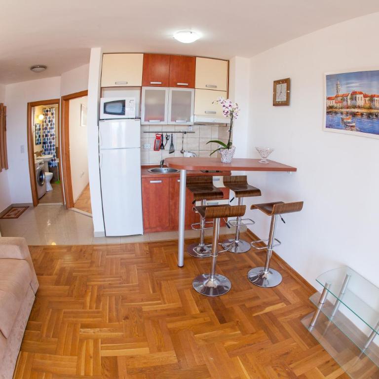 Apartments Charme - Apartment with Sea View - 1