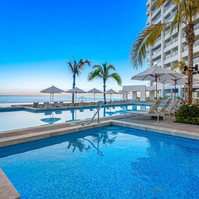 Gorgeous 1BR Condo with Pools & Sea Views - Apartamento - 42