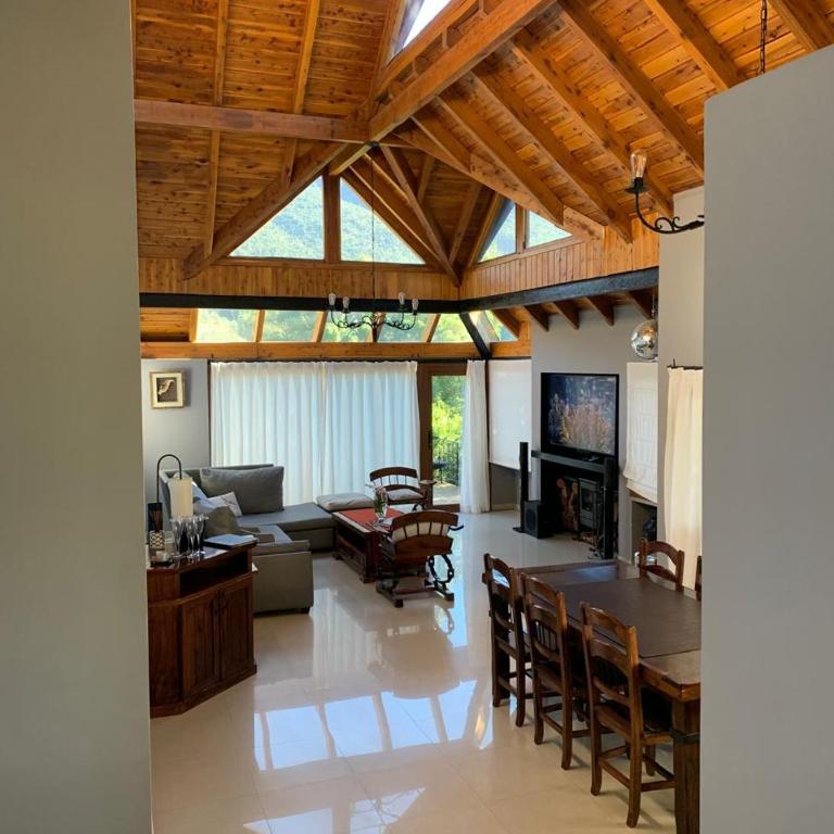 Futa Hue, Chalet Exclusivo Para 10 Pool Parrilla Jardín Y Espectacular Vista Al Cerro Otto - Casa de 4 dormitorios - 3