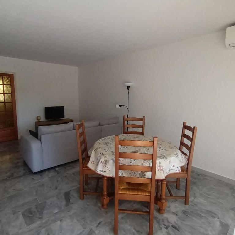 Appartement Fréjus - T3 - 2 chambres - 4 personnes - garage - clim - port à 300 m - Apartment mit 2 Schlafzimmern - 8