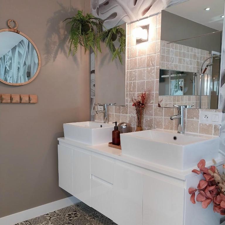 Chambres d'hôtes "Chez Lyly et Juju" Piscine&Sauna Parking Gratuit - Suite avec Balcon - 8