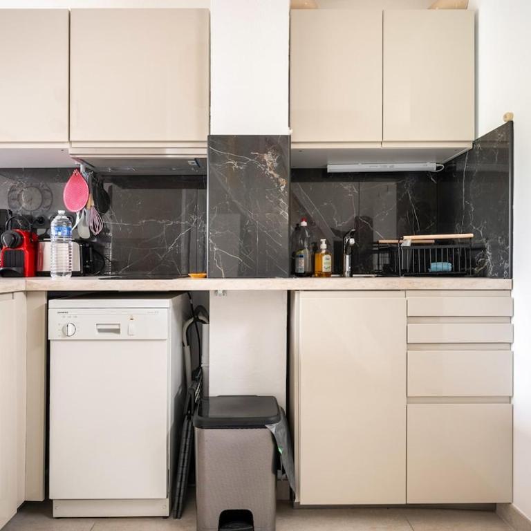 Logement entier, 150 m de la plage - Three-Bedroom Apartment - 8
