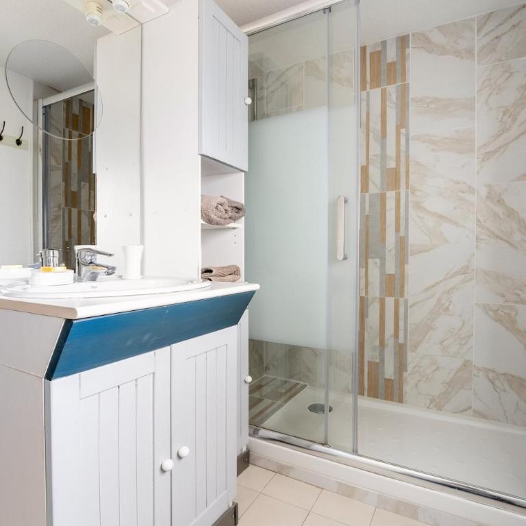 Logement entier, 150 m de la plage - Three-Bedroom Apartment - 13