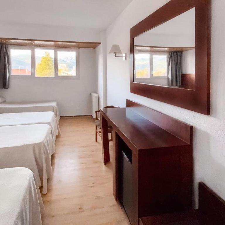 Puigcerda Park Hotel - Quadruple Room - 4