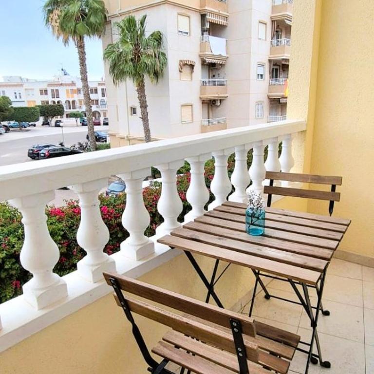Apartment with queensize bed, Wifi, AC, 5 min walk to the beach - One-Bedroom Apartment - 6