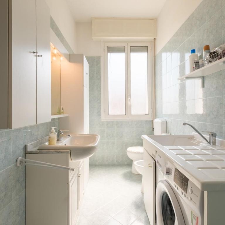 BOLOGNA MAGGIORE comoda al CENTRO di tutto - Three-Bedroom Apartment - High Floor - 32