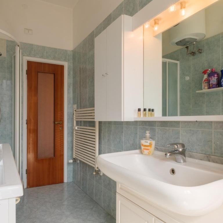 BOLOGNA MAGGIORE comoda al CENTRO di tutto - Three-Bedroom Apartment - High Floor - 35