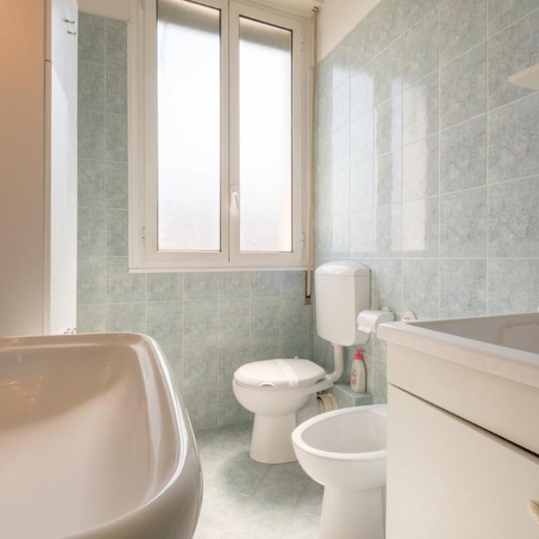 BOLOGNA MAGGIORE comoda al CENTRO di tutto - Three-Bedroom Apartment - High Floor - 33
