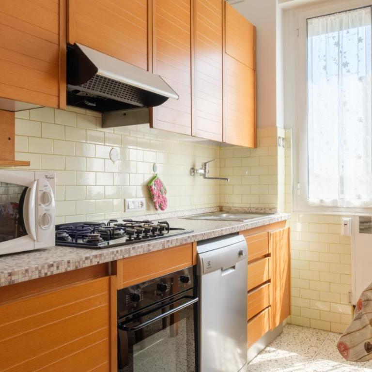 BOLOGNA MAGGIORE comoda al CENTRO di tutto - Three-Bedroom Apartment - High Floor - 18