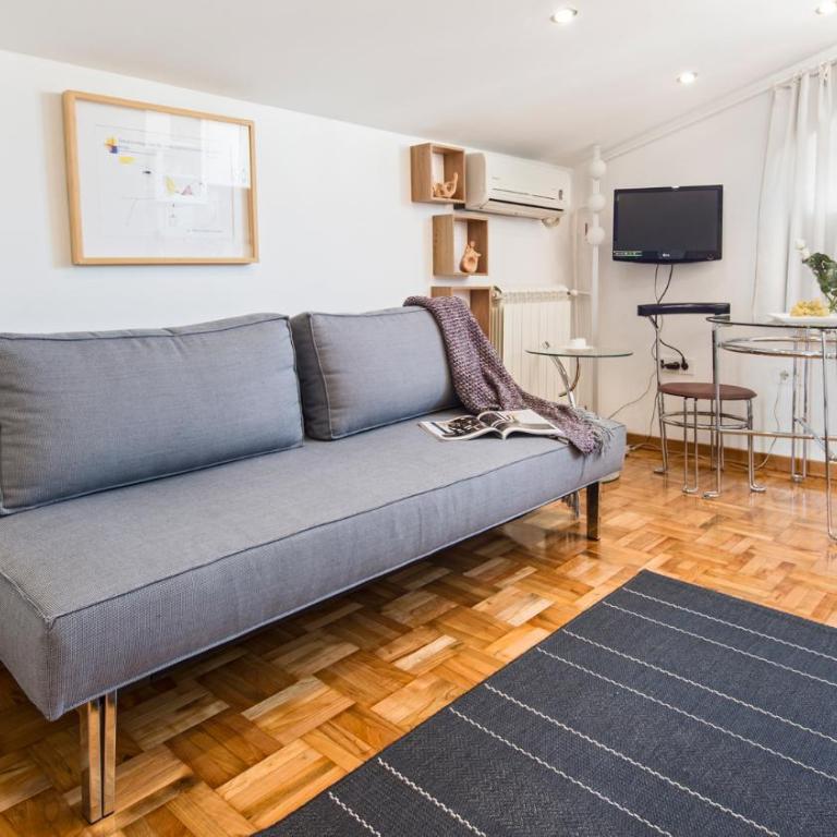 Small Studio Apartment With Free Parking - One-Bedroom Apartment - 1