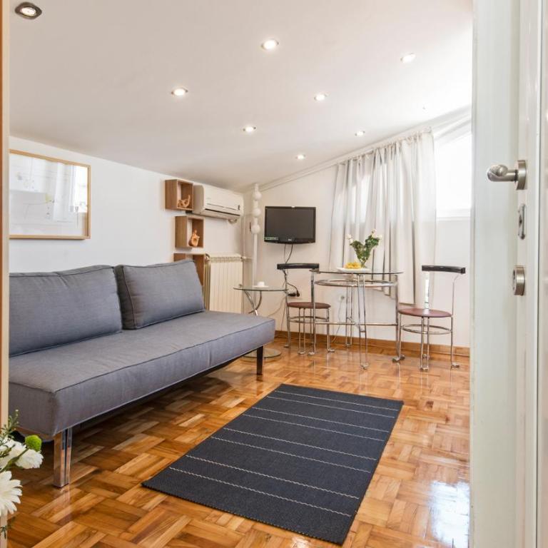 Small Studio Apartment With Free Parking - One-Bedroom Apartment - 4