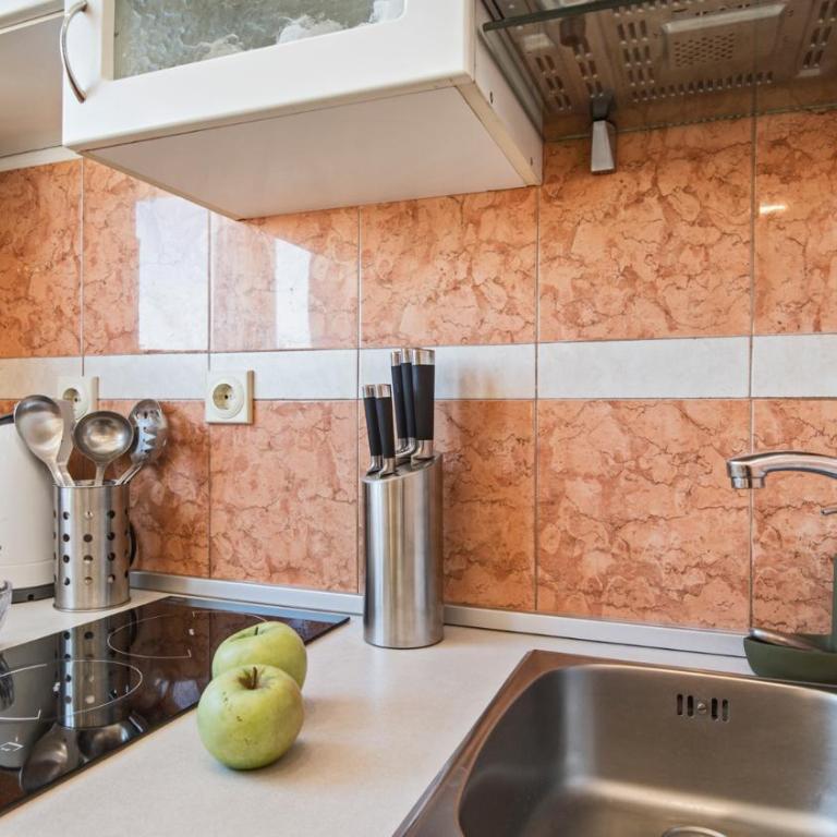 Small Studio Apartment With Free Parking - One-Bedroom Apartment - 7