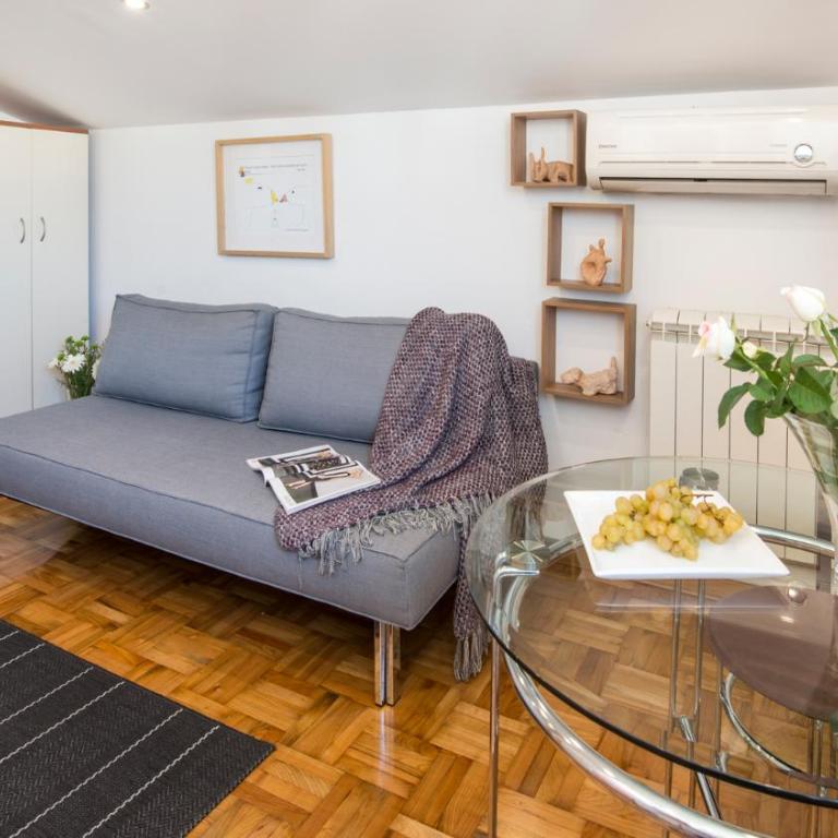 Small Studio Apartment With Free Parking - One-Bedroom Apartment - 9