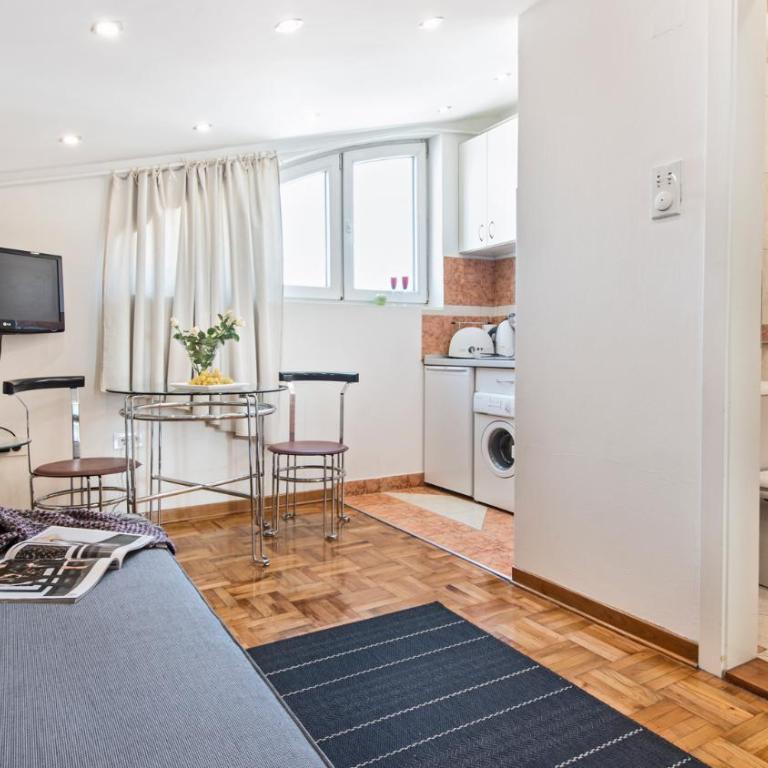 Small Studio Apartment With Free Parking - One-Bedroom Apartment - 13