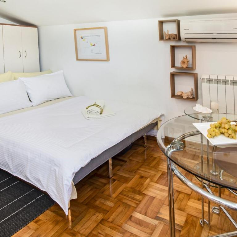 Small Studio Apartment With Free Parking - One-Bedroom Apartment - 14