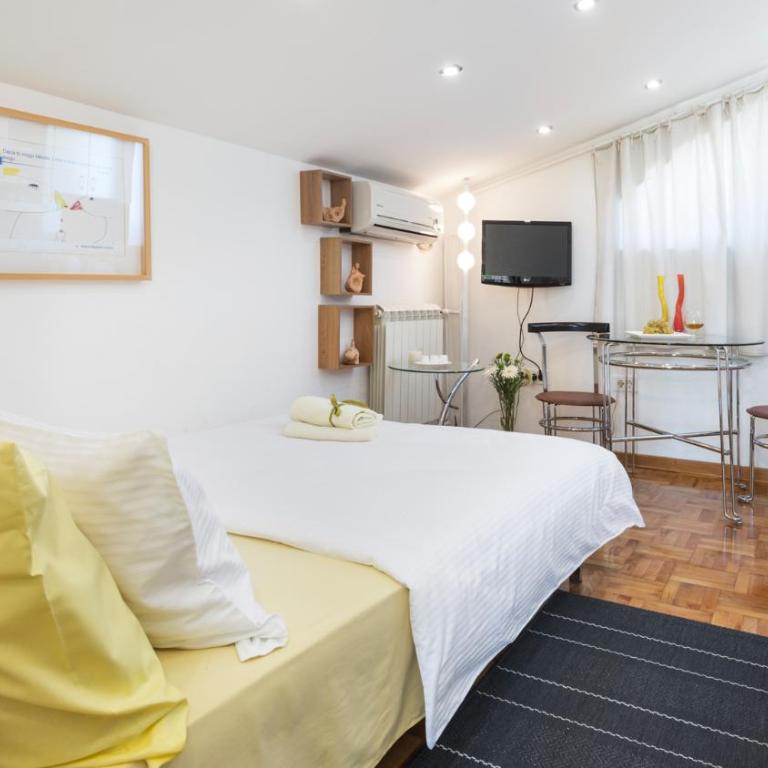 Small Studio Apartment With Free Parking - One-Bedroom Apartment - 15