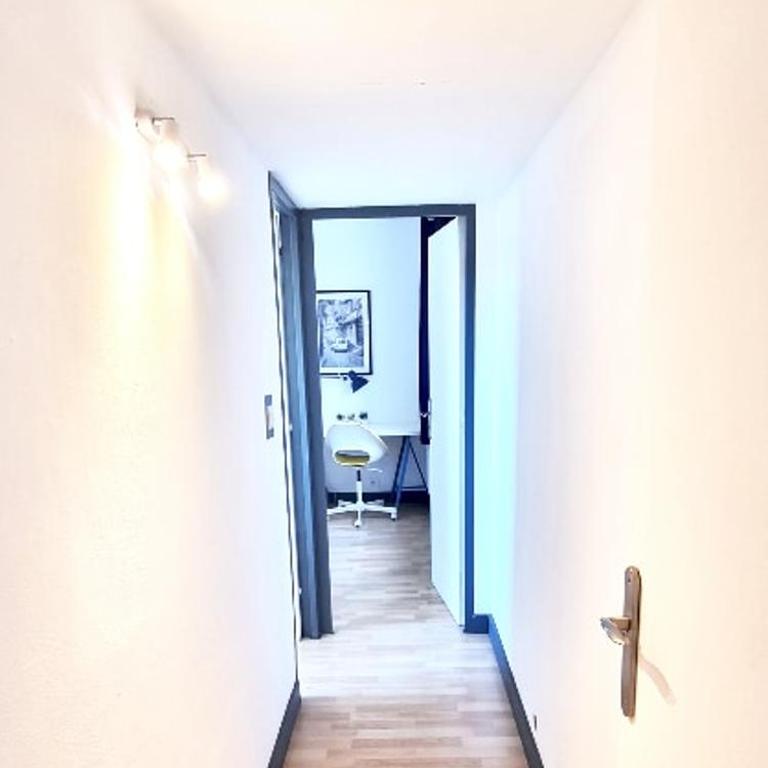 Gd Appartement climatisé, 5 personnes, 15 min a pied de la place de la Comédie, 15 min en voiture des plages - Apartment - 3