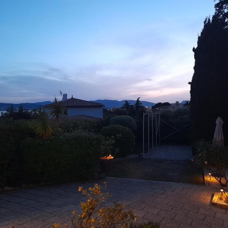 Appt 83m2 rez de jardin dans villa parc privé balcon vue mer - Apartment mit 1 Schlafzimmer und Gartenblick - 24