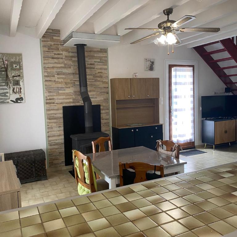 Maison 6 pers piscine privée et extérieur au calme - Three-Bedroom Vacation Home - 12