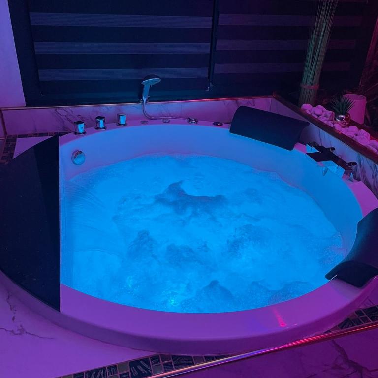 L'Aurore Love Room de prestige jacuzzi sauna piscine chauffée cuisine - Maison 1 Chambre - 5
