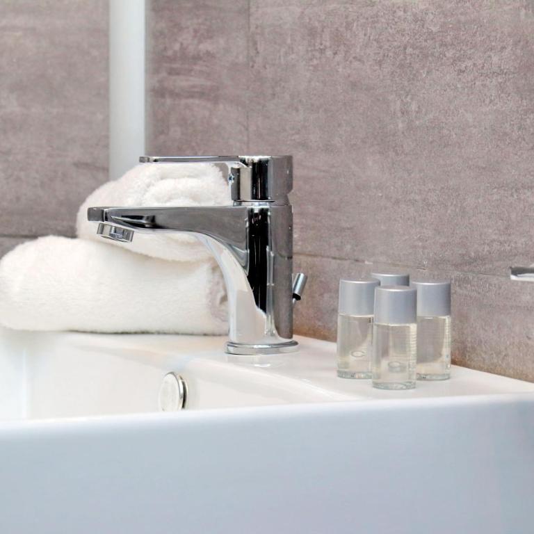 St. Peter Vatican Rooms - Deluxe Double Room with Private Bathroom - 4