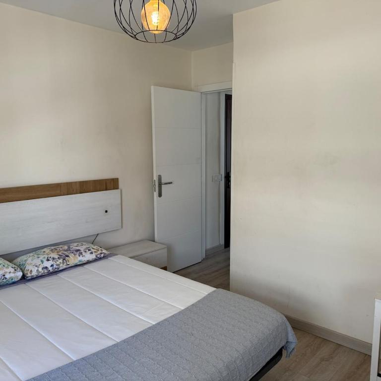 Centrally located M, bright and sunny apartment with terrace and pool views - Apartamento de 1 dormitorio - 2