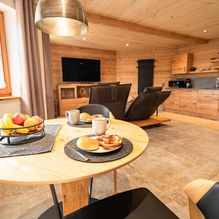 Allgäu Living l Luxus Chalet im Allgäu - Zirbenholz Schlafzimmer - Terrasse mit Bergblick - Infrarotkabine - Chalet - 1