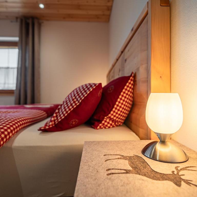 Allgäu Living l Luxus Chalet im Allgäu - Zirbenholz Schlafzimmer - Terrasse mit Bergblick - Infrarotkabine - Chalet - 6