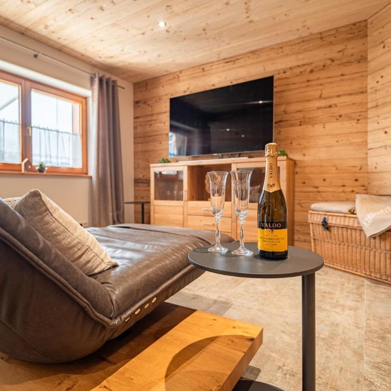 Allgäu Living l Luxus Chalet im Allgäu - Zirbenholz Schlafzimmer - Terrasse mit Bergblick - Infrarotkabine - Chalet - 18
