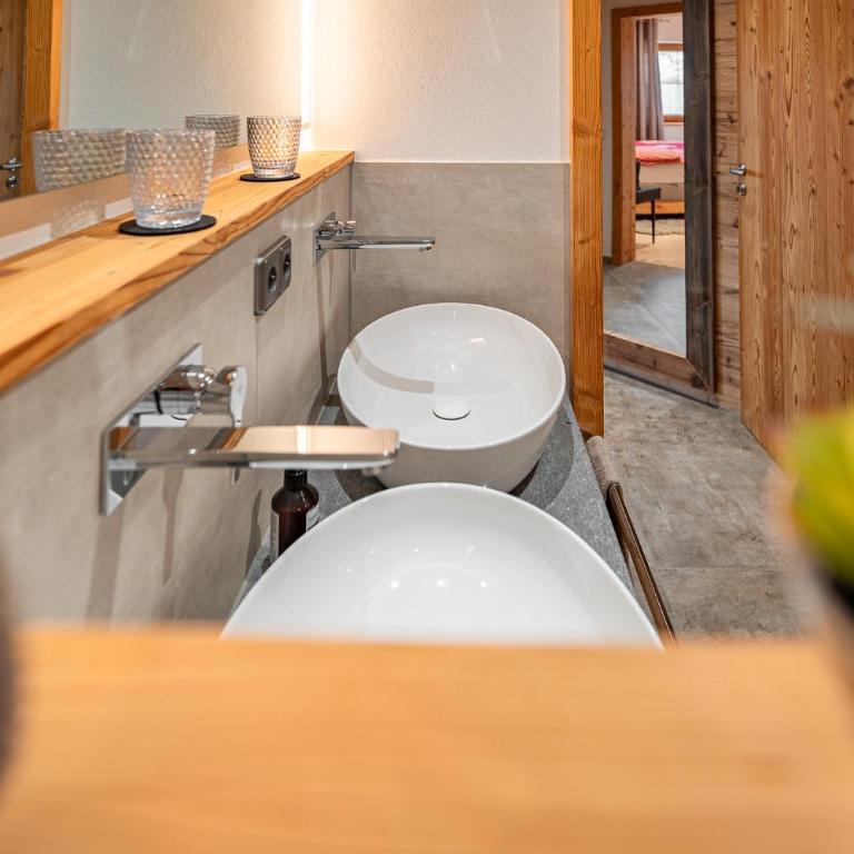 Allgäu Living l Luxus Chalet im Allgäu - Zirbenholz Schlafzimmer - Terrasse mit Bergblick - Infrarotkabine - Chalet - 7