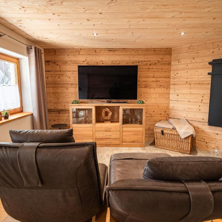 Allgäu Living l Luxus Chalet im Allgäu - Zirbenholz Schlafzimmer - Terrasse mit Bergblick - Infrarotkabine - Chalet - 9