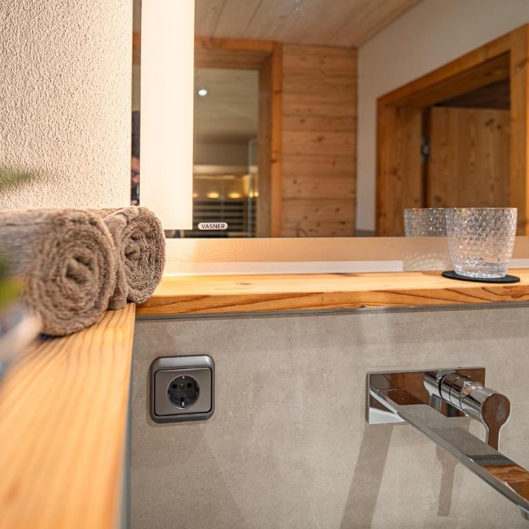 Allgäu Living l Luxus Chalet im Allgäu - Zirbenholz Schlafzimmer - Terrasse mit Bergblick - Infrarotkabine - Chalet - 48