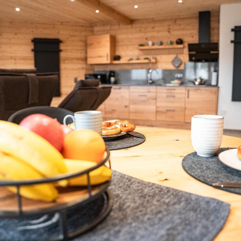 Allgäu Living l Luxus Chalet im Allgäu - Zirbenholz Schlafzimmer - Terrasse mit Bergblick - Infrarotkabine - Chalet - 10