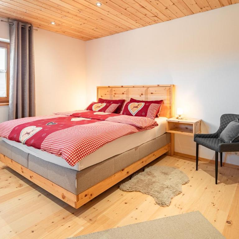 Allgäu Living l Luxus Chalet im Allgäu - Zirbenholz Schlafzimmer - Terrasse mit Bergblick - Infrarotkabine - Chalet - 2