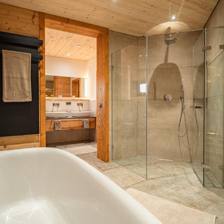 Allgäu Living l Luxus Chalet im Allgäu - Zirbenholz Schlafzimmer - Terrasse mit Bergblick - Infrarotkabine - Chalet - 20
