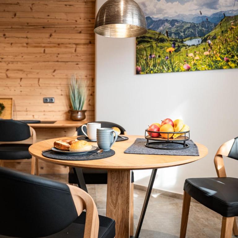 Allgäu Living l Luxus Chalet im Allgäu - Zirbenholz Schlafzimmer - Terrasse mit Bergblick - Infrarotkabine - Chalet - 12