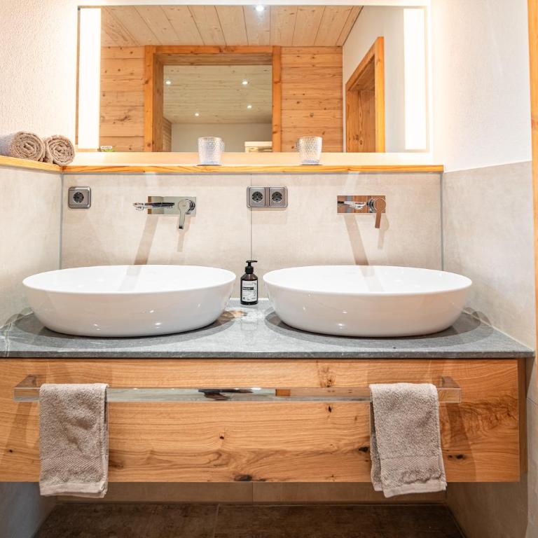 Allgäu Living l Luxus Chalet im Allgäu - Zirbenholz Schlafzimmer - Terrasse mit Bergblick - Infrarotkabine - Chalet - 17