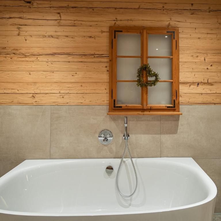 Allgäu Living l Luxus Chalet im Allgäu - Zirbenholz Schlafzimmer - Terrasse mit Bergblick - Infrarotkabine - Chalet - 35