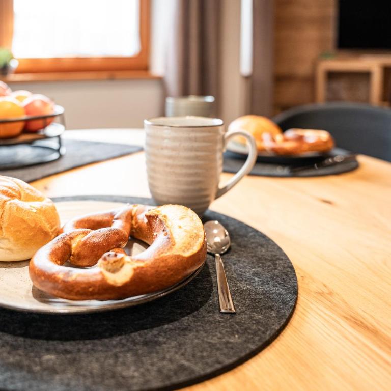 Allgäu Living l Luxus Chalet im Allgäu - Zirbenholz Schlafzimmer - Terrasse mit Bergblick - Infrarotkabine - Chalet - 27