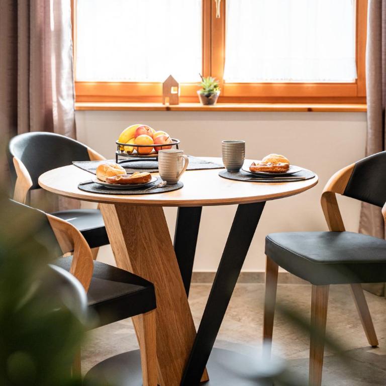 Allgäu Living l Luxus Chalet im Allgäu - Zirbenholz Schlafzimmer - Terrasse mit Bergblick - Infrarotkabine - Chalet - 28
