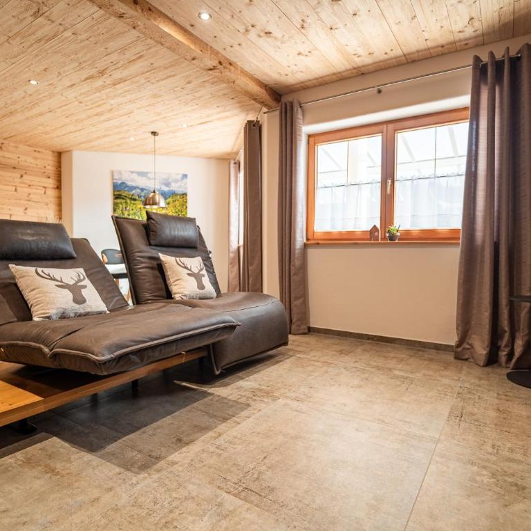 Allgäu Living l Luxus Chalet im Allgäu - Zirbenholz Schlafzimmer - Terrasse mit Bergblick - Infrarotkabine - Chalet - 39