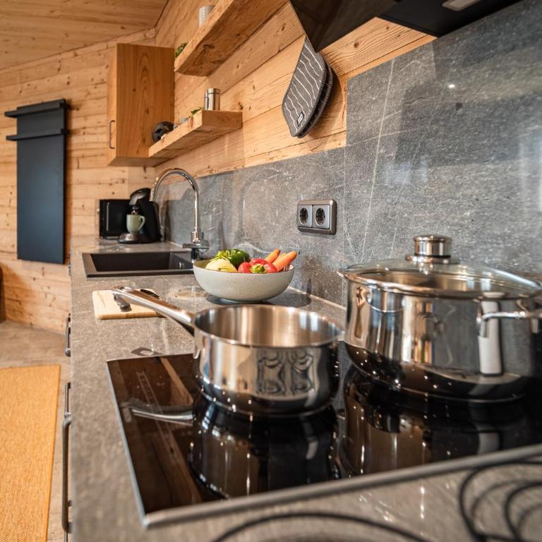 Allgäu Living l Luxus Chalet im Allgäu - Zirbenholz Schlafzimmer - Terrasse mit Bergblick - Infrarotkabine - Chalet - 14